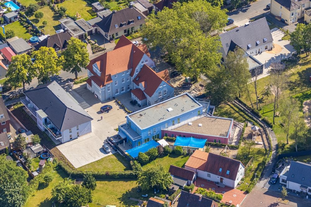 Hamm from the bird's eye view: Blue residential building on Bockelweg in the Heessen part of Hamm in the state of North Rhine-Westphalia