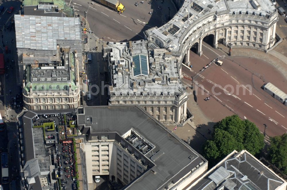 Aerial image London - View on the tourist attraction Admiralty Arch, a central place of interest and building of admiralty in London. The sight, which was completed in 1912, is connected with the old wing of the Ministry of Defence and with the Old Admiralty Building with the help of a bridge and contains office space, which is currently used by the Cabinet Office
