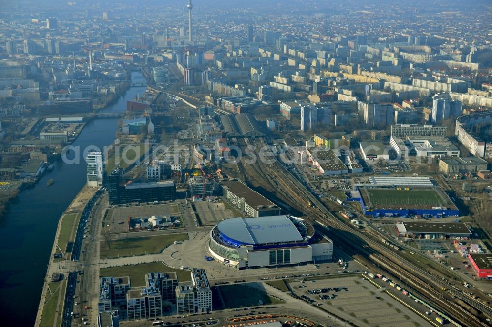 Berlin from above - Blick auf den Bahnhof Berlin Ostbahnhof, die O2 World und das Gebaeude von METRO Berlin. Links im Bild ist der Flussverlauf der Spree zu sehen, im Hintergrund ist der Berizk Berlin Mitte mit dem Fernsehturm zu sehen