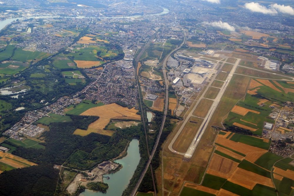 Aerial photograph Saint-Louis - Runways on the grounds of the Euroairport LFSB in Saint-Louis in Grand Est, France. Looking to the City of Basle, Switzerland