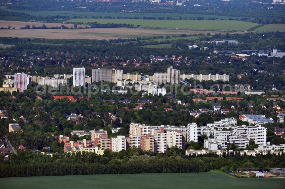 Aerial image Berlin-Lichtenrade - The district Lichtenrade Berlin is on the southern outskirts of the capital. It is characterized by housing estates as consenting. At the Skarbinastraße and in the background the John-Locke Street In the environment of new housing estates, there is a large inventory of single family homes with Agricultural Access character. The striking building with a reddish facade and U-shaped floor plan is the Carl-Zeiss-Oberschule