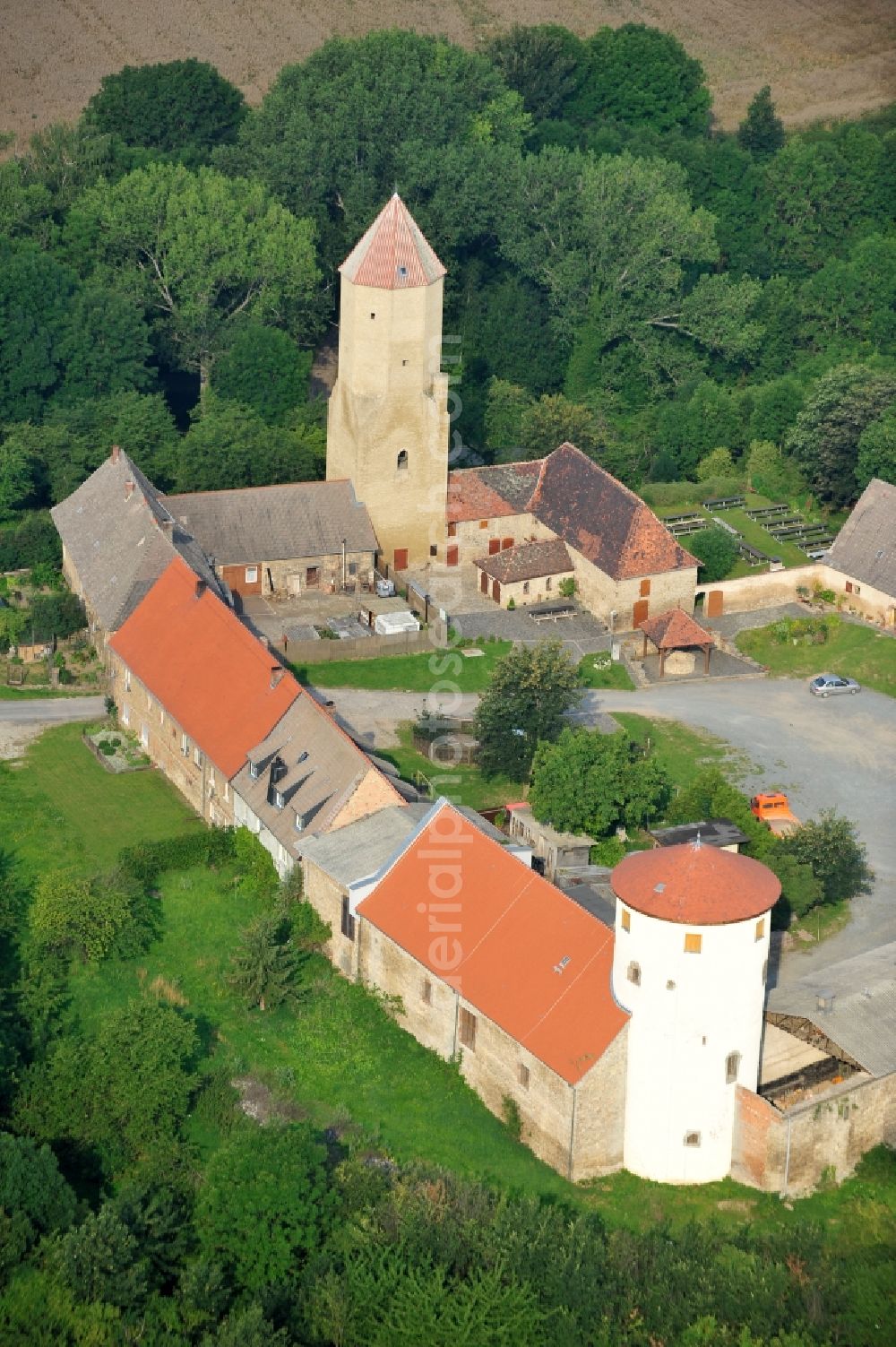Freckleben from the bird's eye view: View of the castle Freckleben in the homonymous city in Saxony-Anhalt. It is a Romanesque castle, which has emerged 900-1000 and is located in promontory. The well-preserved wall construction and the castle keep with a rotary spindle ladder can be visited