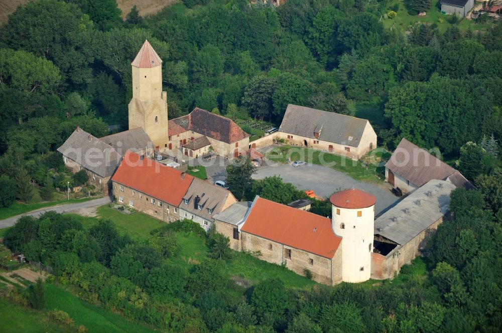 Aerial photograph Freckleben - View of the castle Freckleben in the homonymous city in Saxony-Anhalt. It is a Romanesque castle, which has emerged 900-1000 and is located in promontory. The well-preserved wall construction and the castle keep with a rotary spindle ladder can be visited