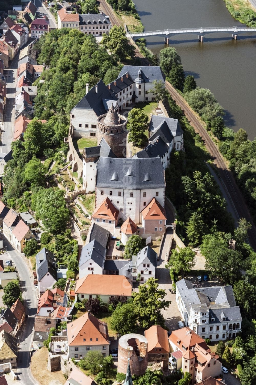 Leisnig from the bird's eye view: View of the castle Mildenstein in Leisnig in Saxony. The castle, which was built in the 10th Century, is the property of the Free State of Saxony and is administered by the state enterprise State Palaces, Castles and Gardens of Saxony. The hill fort has been used since 1890 as a museum by the Leisniger history and ancient society