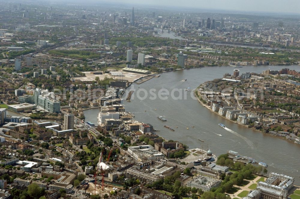Greenwich West Ward from the bird's eye view: Sight on the peninsula Isle of Dogs in the London Borough of Tower Hamlets in the East End in London. It is surrounded by the Thames in the west, south and east and is in addition to grassed area dominated by business quarters as the complex of the Canary Wharf, which is the highest skyscraper in Great Britain