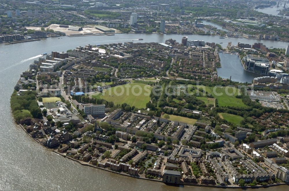 Aerial photograph Greenwich West Ward - Sight on the peninsula Isle of Dogs in the London Borough of Tower Hamlets in the East End in London. It is surrounded by the Thames in the west, south and east and is in addition to grassed area dominated by business quarters as the complex of the Canary Wharf, which is the highest skyscraper in Great Britain