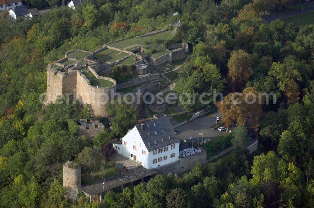 Kirn from above - Blick auf die Kyrburg nahe der Stadt Kirn, deren Wahrzeichen sie ist. Die Burg wurde 1128 erstmals urkundlich erwähnt und war eine der Stammburgen der Wildgrafen. Anfang des 15. Jahrhunderts ging die Kyrburg durch eine Hochzeit in den Besitz der Rheingrafen über. Im Dreißigjährigen Krieg besetzten die Spanier, Schweden und kaiserlichen Truppen die Burg und gelangte 1681 schließlich in französische Hände. Daraufhin erneuerte man die Befestigungsanlagen, die 1734 auch durch die Franzosen wieder gesprengt wurden. Die Burg war nur noch eine Ruine und diente den Kirnern fortan als Steinbruch. Mitte des 18. Jahrhunderts wurde das Garnisionshaus gebaut, in dem sich heute das Burgrestaurant und das Whiskey-Museum befinden. Seit 1988 ist die Burg nun Eigentum der Stadt Kirn und dient als Freilichtbühne oder Kulisse für kulturelle Ereignisse wie Opern, Theaterstücke oder Konzerte. Kontakt: Stadtverwaltung Kirn, Kirchstraße 3 55606 Kirn, Tel. +49(0)6752 135 0, Fax +49(0)6752 135 250, Email: info@kirn.de
