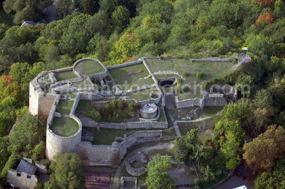 Kirn from above - Blick auf die Kyrburg nahe der Stadt Kirn, deren Wahrzeichen sie ist. Die Burg wurde 1128 erstmals urkundlich erwähnt und war eine der Stammburgen der Wildgrafen. Anfang des 15. Jahrhunderts ging die Kyrburg durch eine Hochzeit in den Besitz der Rheingrafen über. Im Dreißigjährigen Krieg besetzten die Spanier, Schweden und kaiserlichen Truppen die Burg und gelangte 1681 schließlich in französische Hände. Daraufhin erneuerte man die Befestigungsanlagen, die 1734 auch durch die Franzosen wieder gesprengt wurden. Die Burg war nur noch eine Ruine und diente den Kirnern fortan als Steinbruch. Mitte des 18. Jahrhunderts wurde das Garnisionshaus gebaut, in dem sich heute das Burgrestaurant und das Whiskey-Museum befinden. Seit 1988 ist die Burg nun Eigentum der Stadt Kirn und dient als Freilichtbühne oder Kulisse für kulturelle Ereignisse wie Opern, Theaterstücke oder Konzerte. Kontakt: Stadtverwaltung Kirn, Kirchstraße 3 55606 Kirn, Tel. +49(0)6752 135 0, Fax +49(0)6752 135 250, Email: info@kirn.de