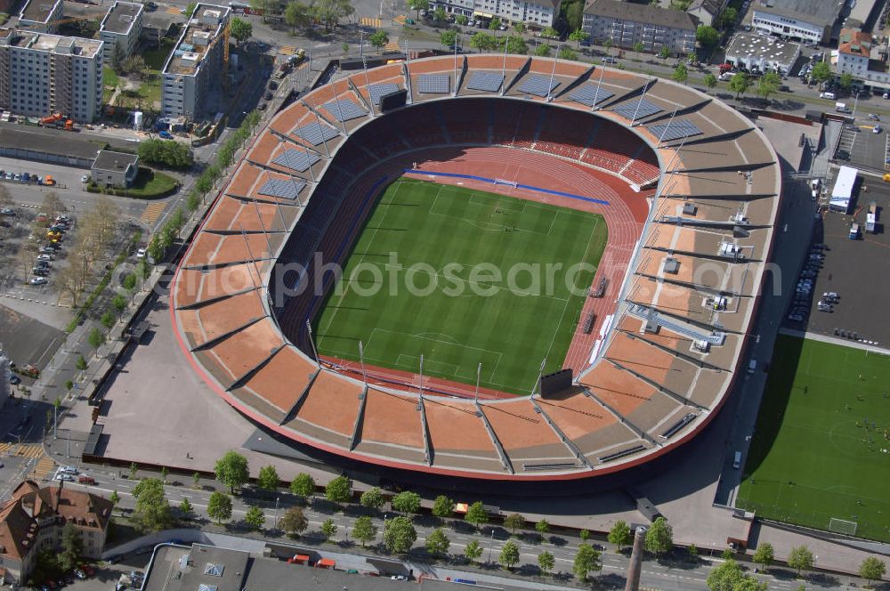 Aerial image Zürich - Das Letzigrund Stadion ist das Heimstadion des FC Zürich und des LC Zürich, und wird auch alljährlich als Austragungsort der Leichtathletik-Meeting Weltklasse Zürich genutzt, sowie regelmässig für grosse Openair-Konzerte. Die Kapazität liegt bei 30000. Während der Fußball Europameisterschaft 2008 wird der neue Letzigrund Austragungsort von 3 Vorrundenspielen sein.