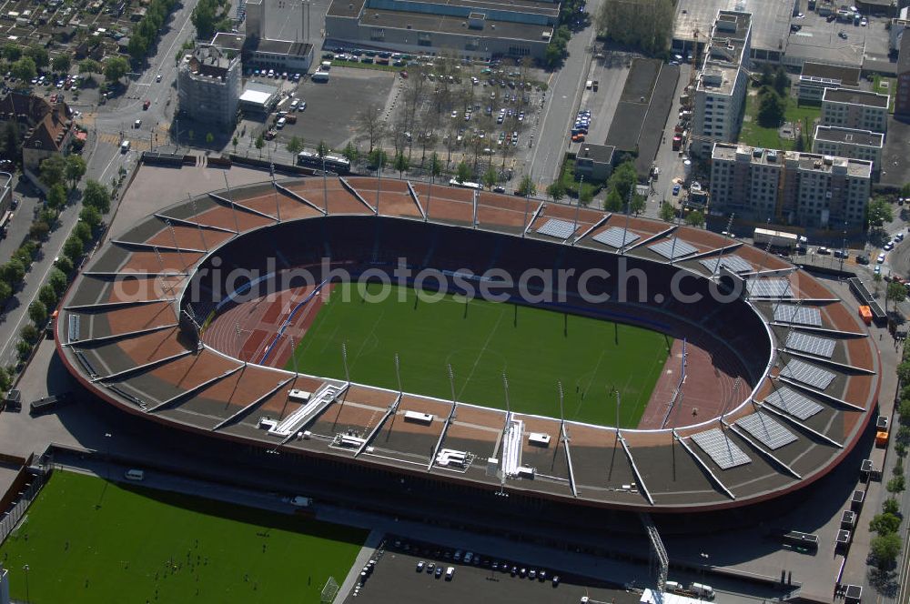 Zürich from above - Das Letzigrund Stadion ist das Heimstadion des FC Zürich und des LC Zürich, und wird auch alljährlich als Austragungsort der Leichtathletik-Meeting Weltklasse Zürich genutzt, sowie regelmässig für grosse Openair-Konzerte. Die Kapazität liegt bei 30000. Während der Fußball Europameisterschaft 2008 wird der neue Letzigrund Austragungsort von 3 Vorrundenspielen sein.