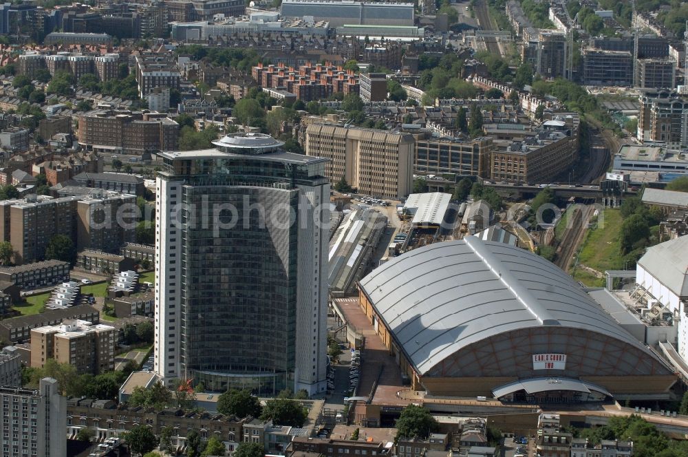 London from the bird's eye view: View of the multi-purpose hall Earls Court Two and the Empress State Building skyscraper in London. The hall was built in 1991 in addition to the Earls Court One, which has already opened in 1937, because of a lack of space. In the buildings, there are regular events such as concerts, exhibitions, award ceremonies and sporting events. The Empress State Building skyscraper was built in 1961, comprises 28 floors and is 100 meters high. The Stone, Toms & Partners-designed building is currently used by the Metropolitan Police Service
