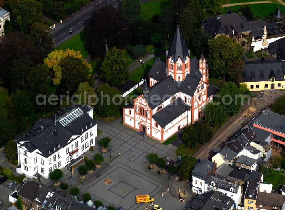 Sinzig from the bird's eye view: View at the parish church of St. Peter and Zenhthof and the adjacent church square in Sinzig in Rhineland-Palatinate
