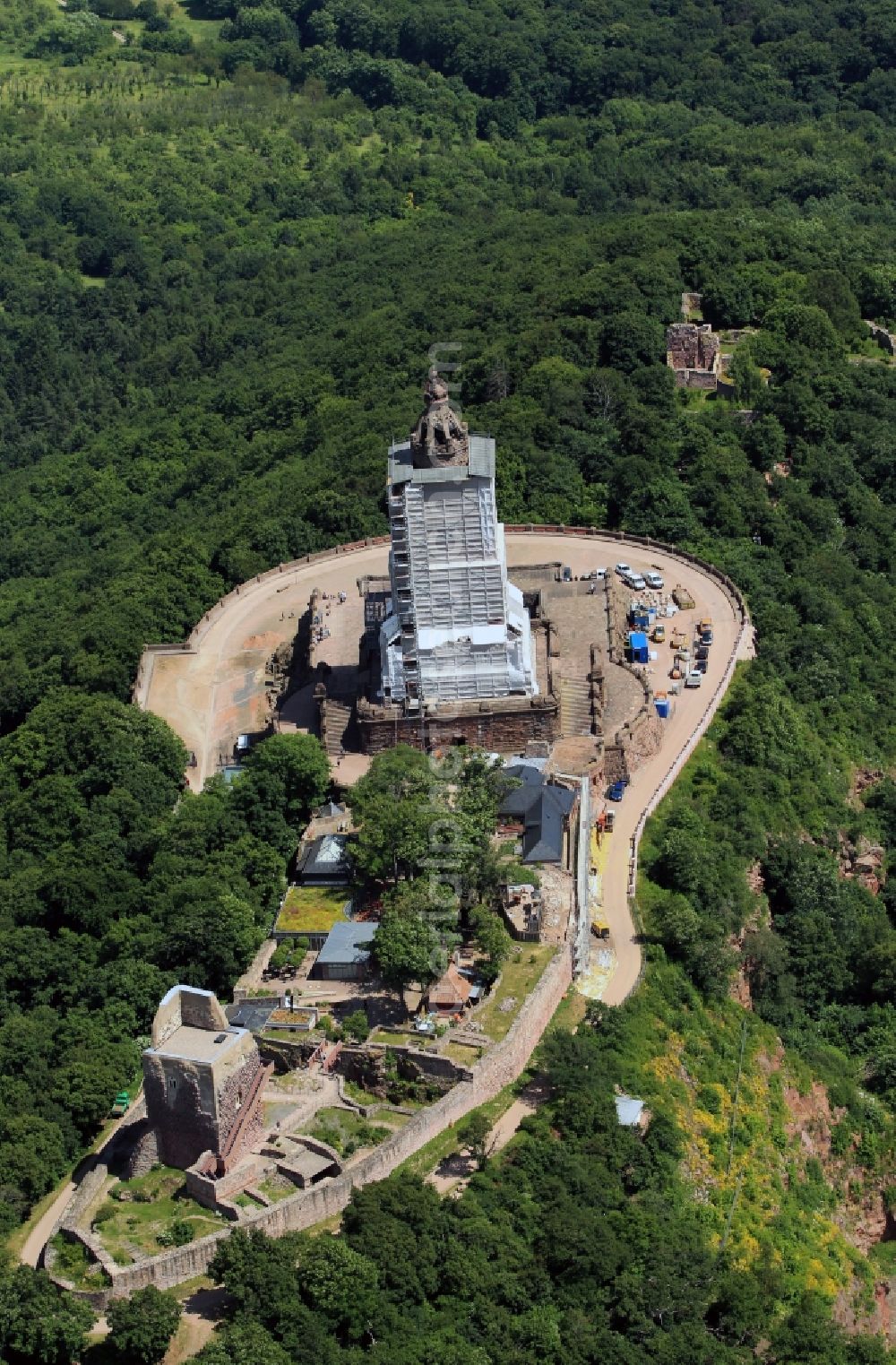 Aerial image Steinthaleben - Look at redevelopment of the monument Kyffhäuser near Steinthaleben in the state of Thuringia. The building with an equestrian statue was established by the architect Bruno Schmitz in honor of Kaiser Wilhelm I from 1890 to 1896. The monument, which was affcted by storm, is planed to be restored by the company Romstedt Technologies for Restorers GmbH until November 2013. The necessary scaffold is provided by the company Franke & Wagner GmbH