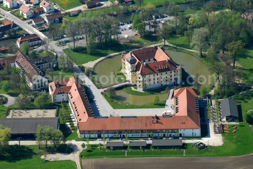 Hohenkammer (LK Freising) from above - Blick auf das Schloss Hohenkammer. Der Bau stammt aus dem 15. Jhd. Heute befinden sich hier ein Tagungshotel und ein Restaurant. Kontakt: