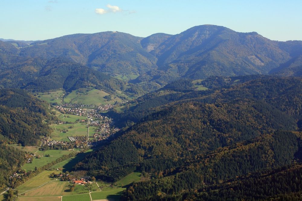 Aerial photograph Münstertal/Schwarzwald - Valley landscape surrounded by mountains of the Black Forest with the summit of Belchen in Muenstertal/Schwarzwald in the state Baden-Wurttemberg, Germany