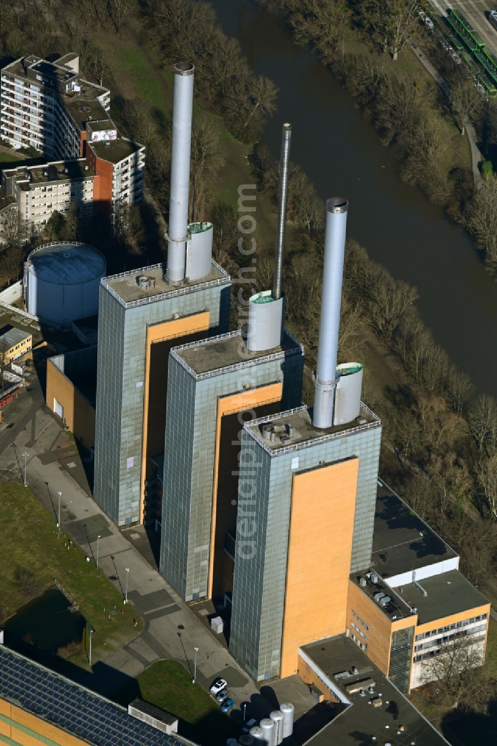Hannover from the bird's eye view: Power station plants of the combined heat and power station - regional heat Heizkraftwerk Linden on Spinnereistrasse in the district Linden - Nord in Hannover in the state Lower Saxony, Germany