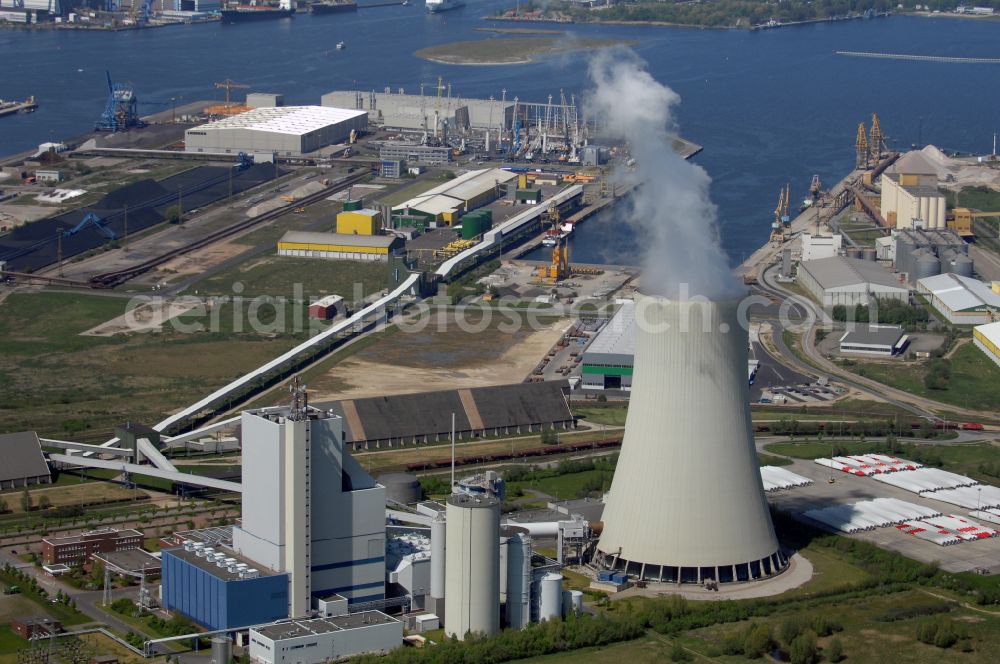 Aerial photograph Rostock - Power station plants of the combined heat and power station - regional heat der KNG Kraftwerks- und Netzgesellschaft mbH on street Am Kuehlturm in Rostock in the state Mecklenburg - Western Pomerania