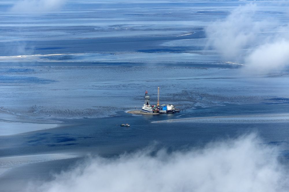 Aerial photograph Dithmarschen - View of the Oil field Mitelplate with the oil drilling and production island Mittelplate A operated by RWE and Wintershall Holding in the North Sea