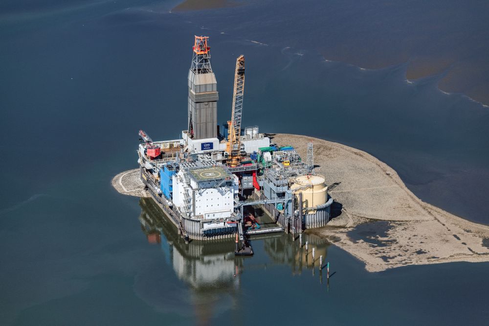 Aerial image Friedrichskoog - View of the Oil field Mitelplate with the oil drilling and production island Mittelplate A operated by RWE and Wintershall Holding in the North Sea