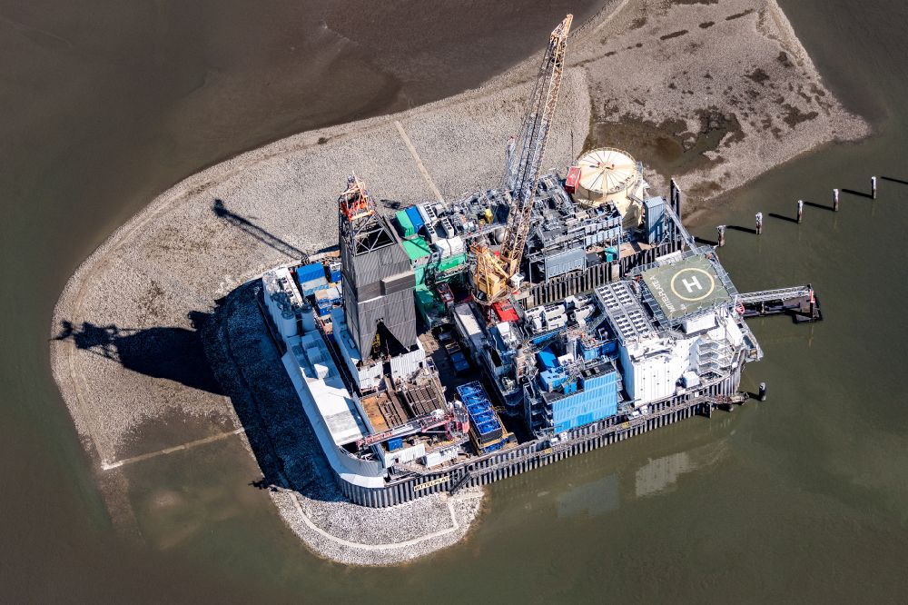 Friedrichskoog from above - View of the Oil field Mitelplate with the oil drilling and production island Mittelplate A operated by RWE and Wintershall Holding in the North Sea