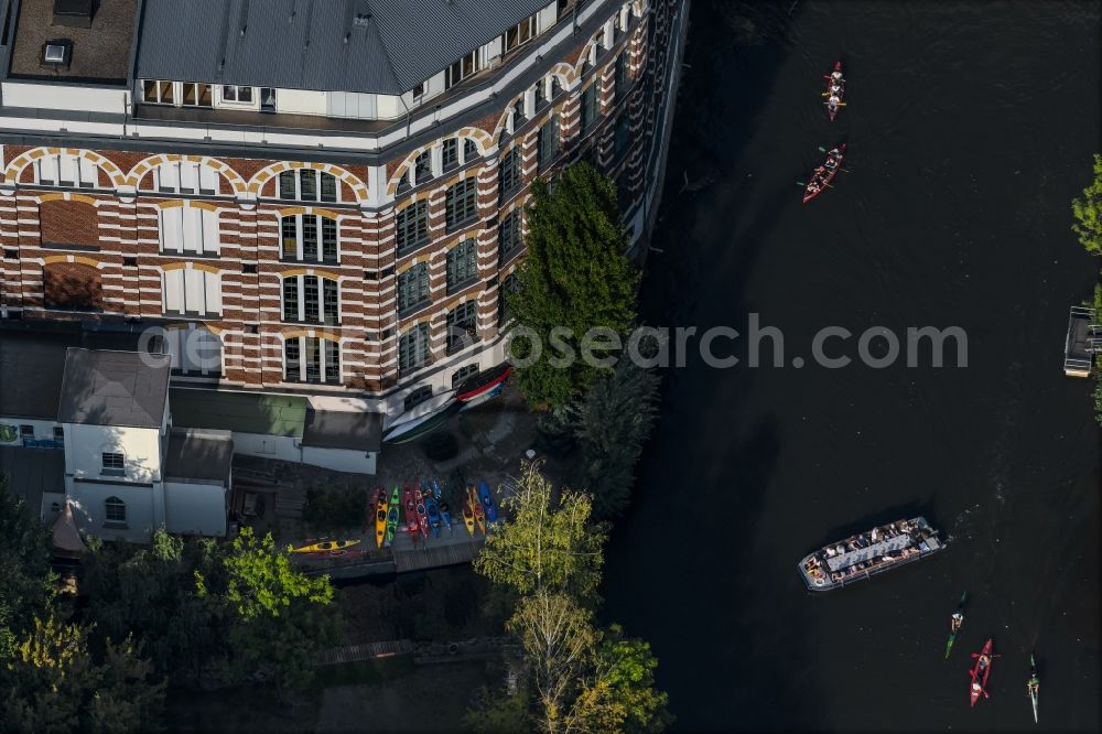 Leipzig from the bird's eye view: Boats and ships at the jetties along the course of the Weisse Elster river in the city center in the district Schleussig in Leipzig in the state Saxony, Germany