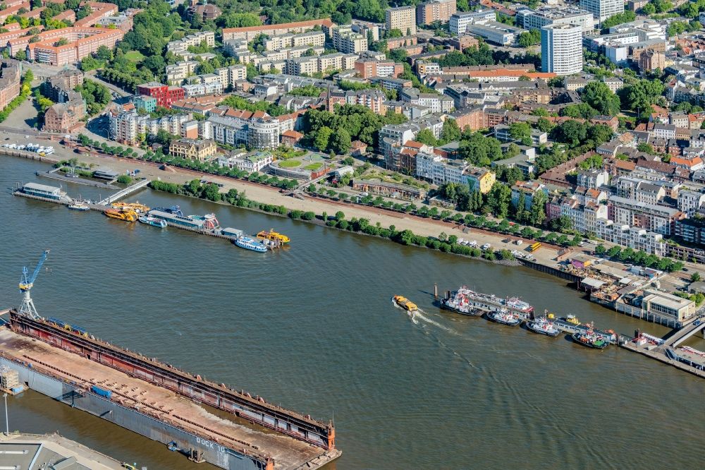 Aerial photograph Hamburg - Boats and ships at the jetties by the canal of Norderelbe at the St. Pauli Fischmarkt in the city center in the district Altonaer Fischmarkt in Hamburg, Germany