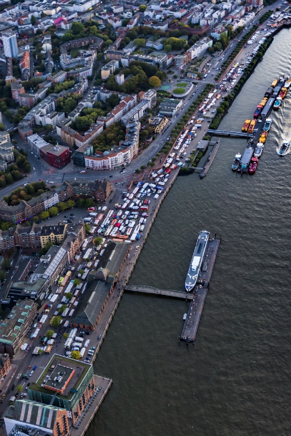 Aerial image Hamburg - Boats and ships at the jetties by the canal of Norderelbe at the St. Pauli Fischmarkt in the city center in the district Altonaer Fischmarkt in Hamburg, Germany