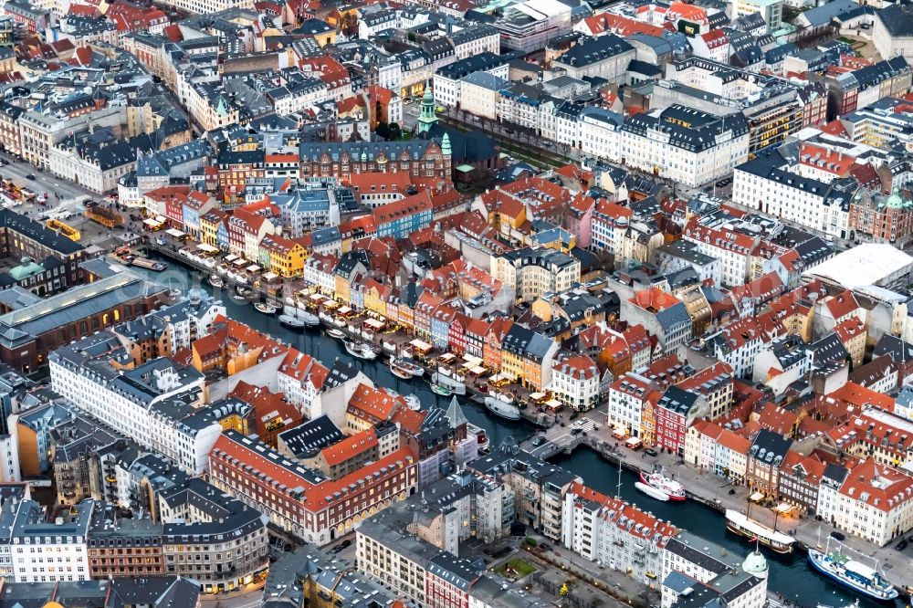 Aerial image Kopenhagen - Boats and ships at the jetties by the canal Nyhavn in the city center in the district Indre By in Copenhagen in Region Hovedstaden, Denmark