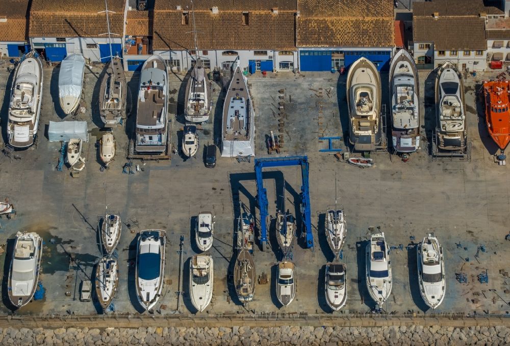 Aerial photograph Port d'Alcudia - Ship's hull of Boote in dry dock on the shipyard site in the harbor of Port d'AlcA?dia in Alcudia in Balearic island of Mallorca, Spain