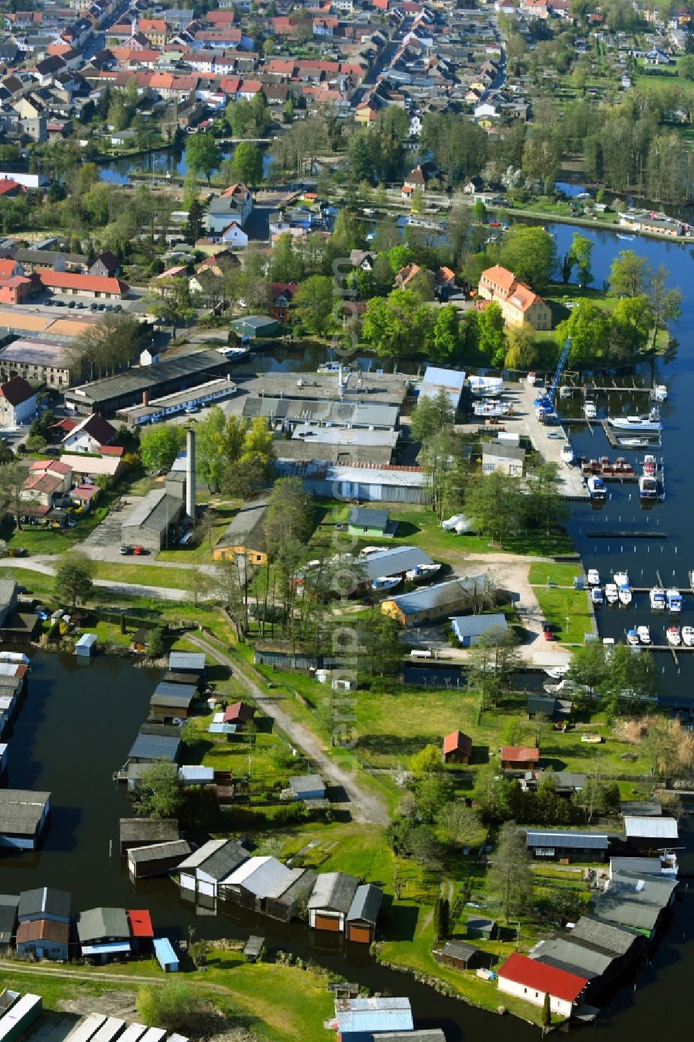 Aerial photograph Zehdenick - Boat House ranks with the recreational marine jetties and boat mooring area on the banks the Havel in Zehdenick in the state Brandenburg, Germany