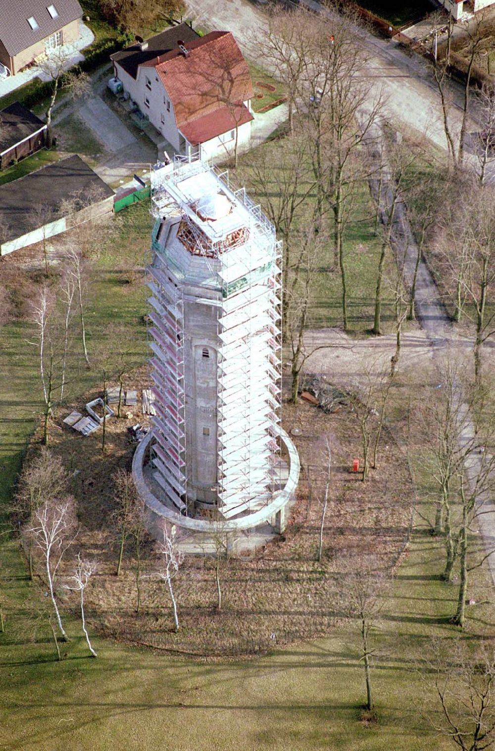 Aerial photograph Hohenneuendorf / BRB - Rekonstruktion des Wasserturms in Hohenneuendorf. Der Wasserturm in Hohen Neuendorf wurde 1913 erbaut und steht unter Denkmalschutz. Gleichzeitig ist er das Wahrzeichen und ein Stück Seele der Stadt Hohen Neuendorf. Stadtverein Hohen Neuendorf e. V., Berliner Straße 31, 16556 Borgsdorf