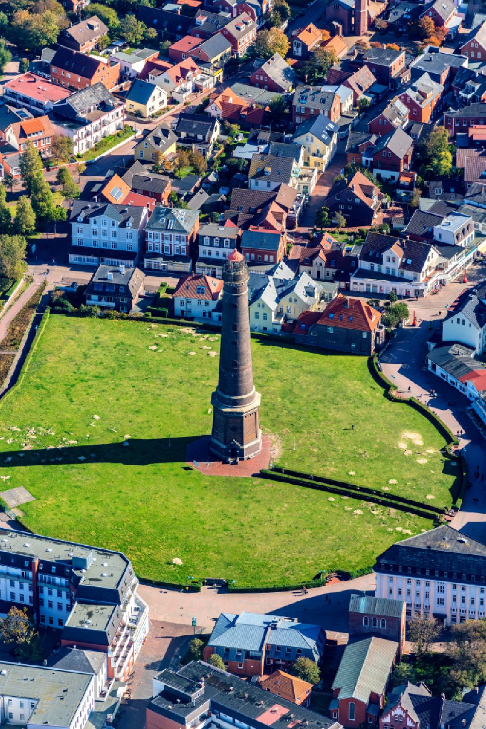 Aerial image Borkum - Lighthouse Neue Leuchtturm as a nautical sign in the coastal area of the North Sea as well as a transmission mast in Borkum in the state of Lower Saxony
