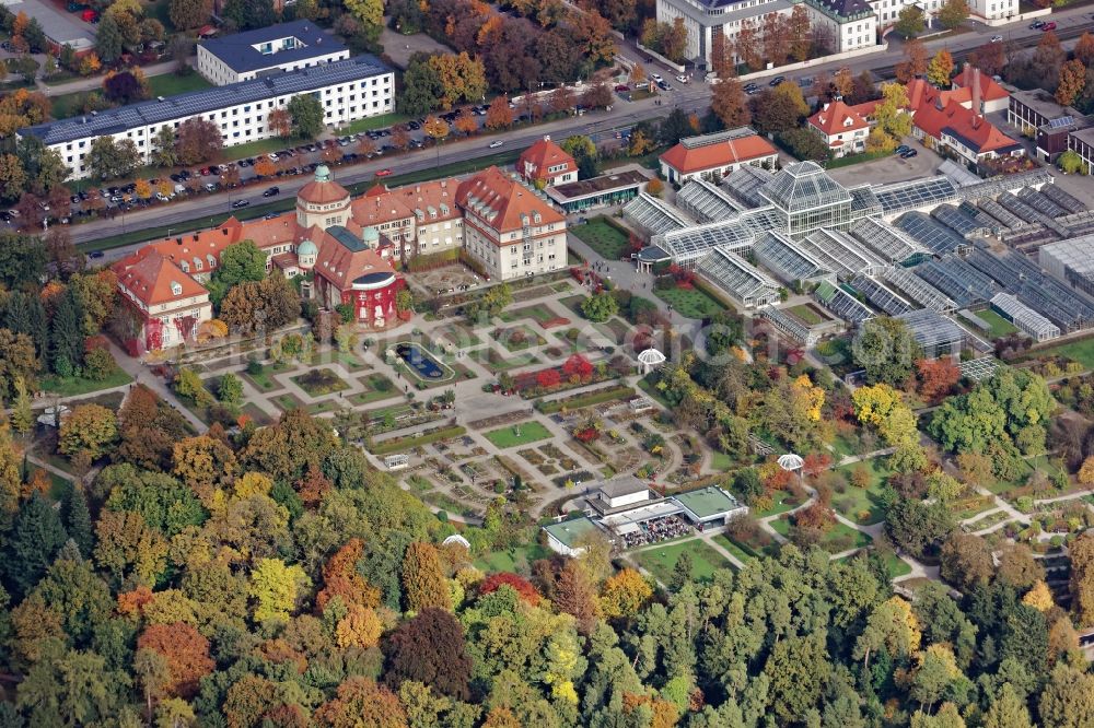 Aerial image München - Buildings and open spaces of the botanical garden in Munich Nymphenburg in the state of Bavaria. In the greenhouses, many plant species are cultivated and presented