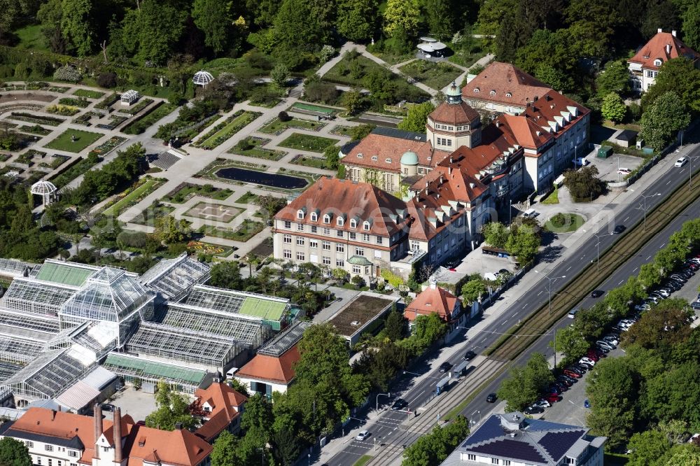 Aerial photograph München - Buildings and open spaces of the botanical garden in Munich Nymphenburg in the state of Bavaria. In the greenhouses, many plant species are cultivated and presented