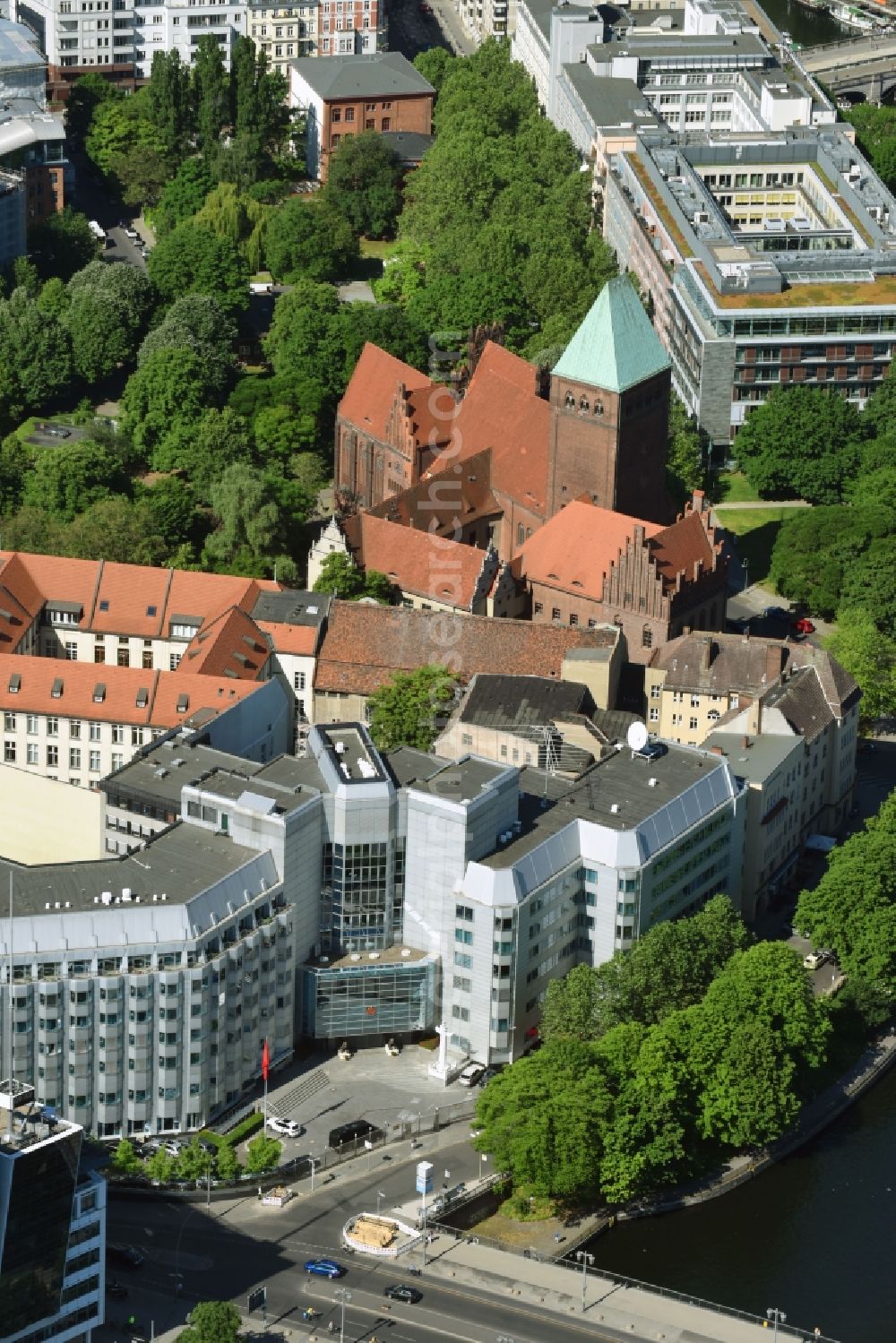 Berlin from above - Embassy buildings and grounds of the Diplomatic Mission - Botschaft and Generalkonsulate of Volksrepublik China in of Bandesrepublik Deutschland on Maerkisches Ufer in the district Mitte in Berlin, Germany