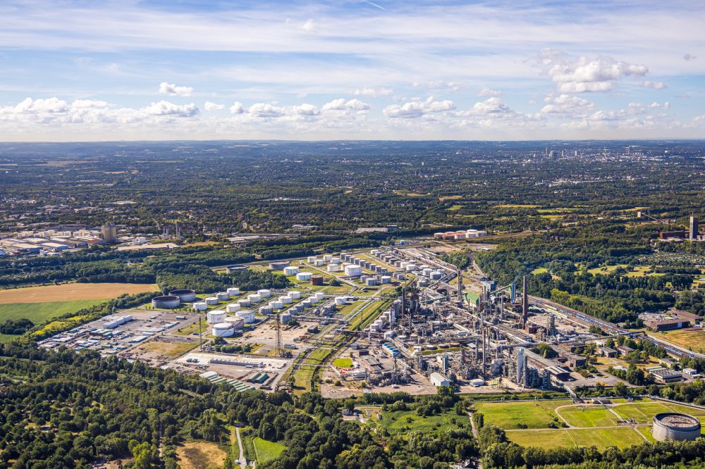 Gelsenkirchen from above - area of refinery BP Refining & Petrochemicals GmbH in Gelsenkirchen in the state North Rhine-Westphalia, Germany