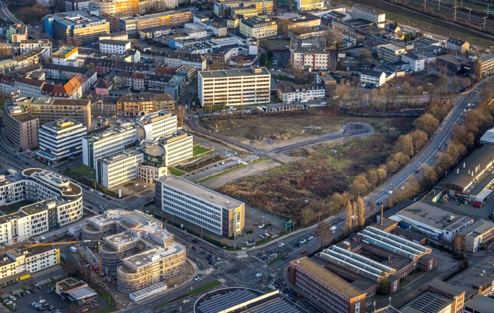 Aerial image Essen - Empty space and site between Hans-Boeckler-Strasse, Frohnhauser Strasse and Schwanenkampstrasse in the West Quarter in Essen in the state of North Rhine-Westphalia. The site is located south of office and business buildings