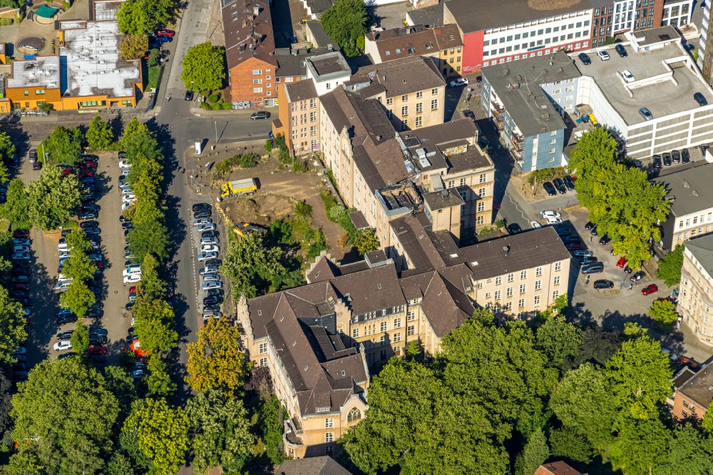 Aerial image Duisburg - Fire ruins in the roof structure of the former St. Vincenz-Hospital on Musfeldstrasse in the district Dellviertel in Duisburg in the Ruhr area in the state North Rhine-Westphalia, Germany