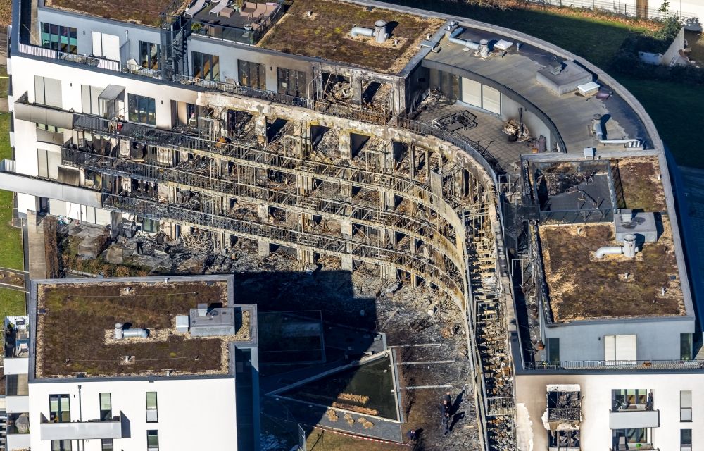 Essen from the bird's eye view: Fire- Ruins an apartment building on Bargmannstrasse in the district Stadtkern in Essen at Ruhrgebiet in the state North Rhine-Westphalia, Germany
