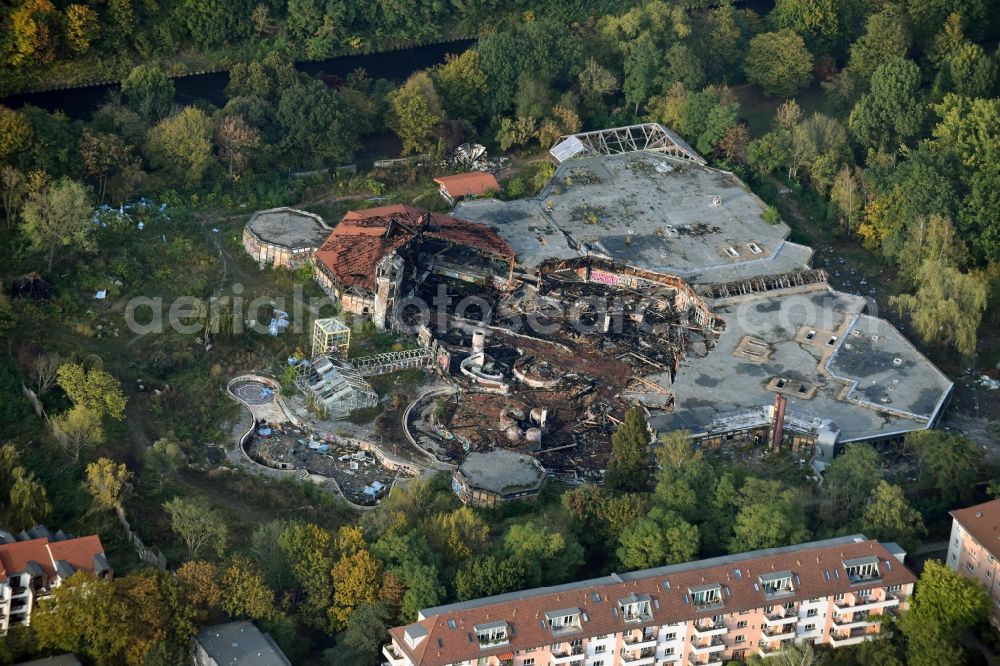 Aerial image Berlin - Ruins of the decaying land with the building of the closed water park in the district Blub Berlin Tempelhof