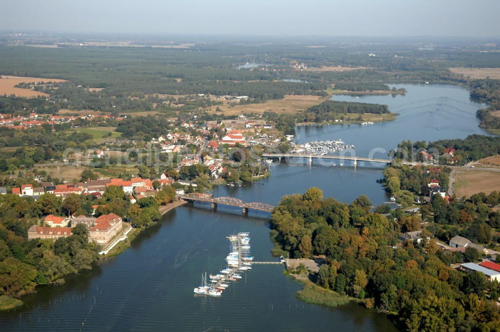 Aerial photograph Brandenburg OT Plaue - Blick auf den Plauer See mit der Alten Plauer Brücke bei km 68,10, sowie der Neuen Plauer Brücke bei km 68,40. Die Brücken überführen die untere Havel-Wasserstraße, welche durch den Plauer See hindurchfließt.