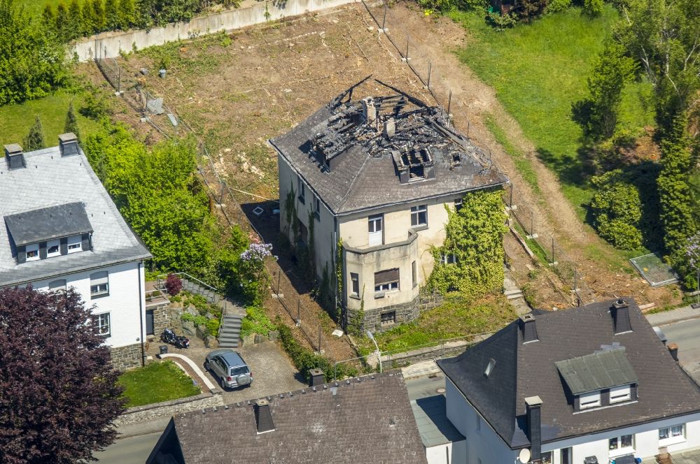 Aerial photograph Meschede - Ruins of a single family house after a fire in Noerdelstrasse in Meschede in the state North Rhine-Westphalia. After the fire, the ruins of the roof can be seen