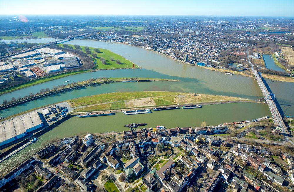 Aerial photograph Duisburg - Brown Rhine flood mixes water with the clean Ruhr at the Ruhr estuary at Port of Duisburg in Duisburg at Ruhrgebiet in North Rhine-Westphalia