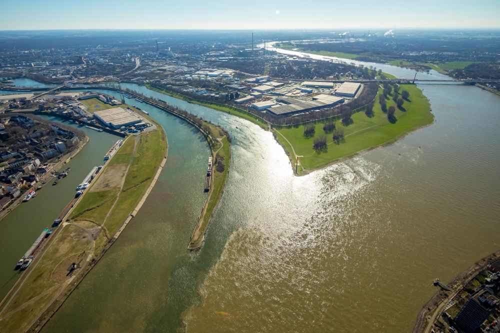 Duisburg from the bird's eye view: Brown Rhine flood mixes water with the clean Ruhr at the Ruhr estuary at Port of Duisburg in Duisburg at Ruhrgebiet in North Rhine-Westphalia