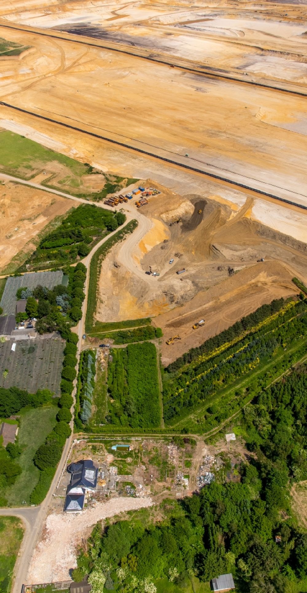 Jüchen from the bird's eye view: Mining area - terrain and overburden surfaces of coal - opencast mining of RWE Power in Juechen in the state North Rhine-Westphalia