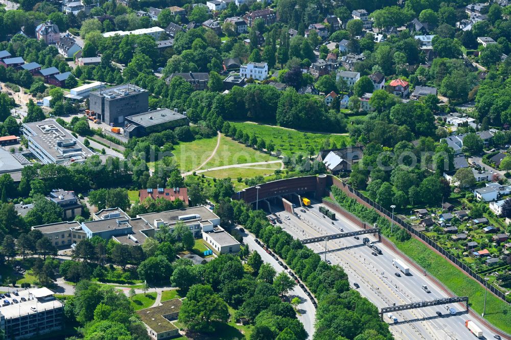 Aerial photograph Hamburg - Bridge structure as a green bridge and park and tunneling over Elbtunnel entry motorway BAB A7 on street Agathe-Lasch-Weg in the district Othmarschen in Hamburg, Germany