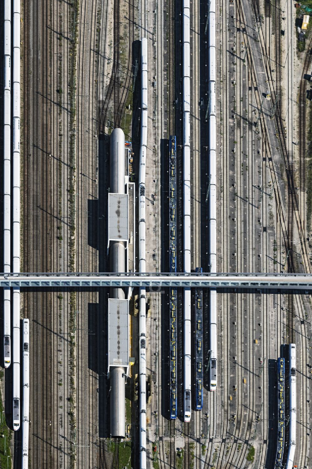 Aerial image München - Bridge structure Arnulfsteg for crossing and bridging the track of the railway in Munich in the state Bavaria, Germany