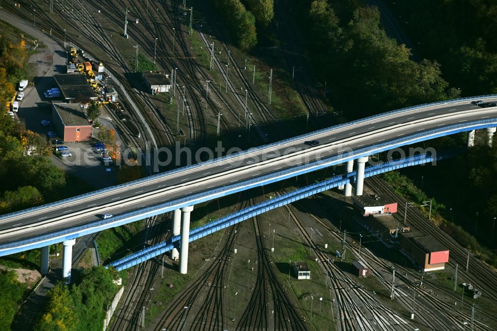 Saarbrücken from the bird's eye view: Bridge structure for crossing and bridging the track of the railway Johannisbruecke in the district Rodenhof in Saarbruecken in the state Saarland, Germany