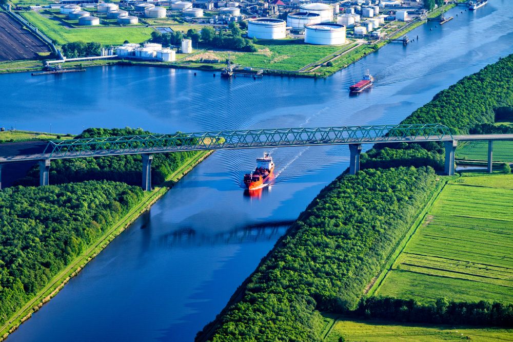 Brunsbüttel from above - Route and lanes along the B 5 bridge in Brunsbuettel over the Kiel Canal with the tanker Coral Leaf in the federal state of Schleswig-Holstein