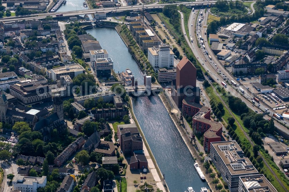 Duisburg from the bird's eye view: Bridge structure - Schwanentorbruecke over the Inner Harbor Canal in the district Kasslerfeld in Duisburg in the Ruhr area in the state of North Rhine-Westphalia